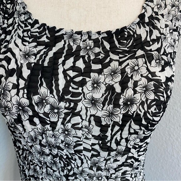 NWOT Black White Floral Design Crinkle Stretch Pleat Fabric by Elementz Size M - Picture 3 of 8